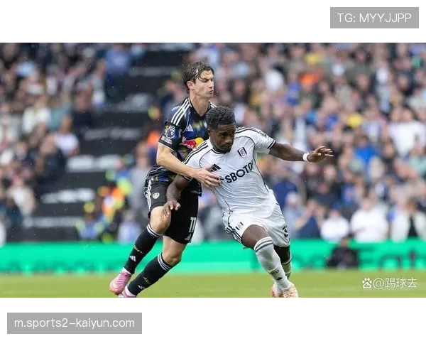 阿伦森与罗登联手建功，利兹联上半场领先西汉姆两球